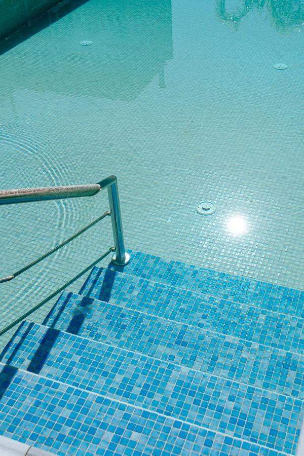 The Palm, & Airport Closeby - Pool Вилла