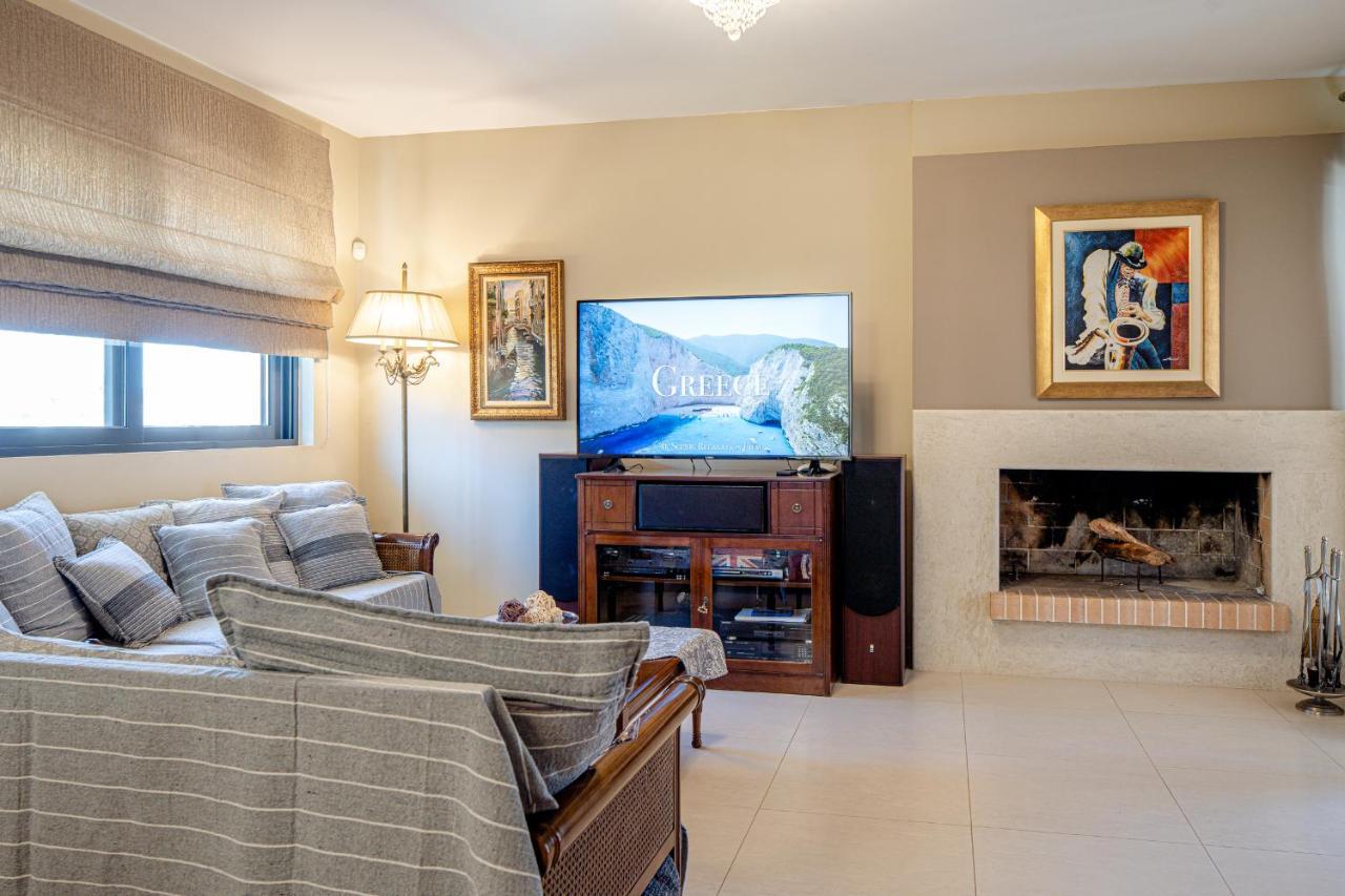 The Palm, & Airport Closeby - Pool *
